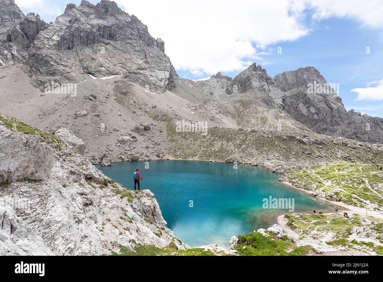 Donna escursionista che guarda lo spettacolare lago alpino di Laserzsee, sopra la città di Lienz, nelle Dolomiti di Lienz, Tirolo Orientale, Austria, Europa Foto Stock
