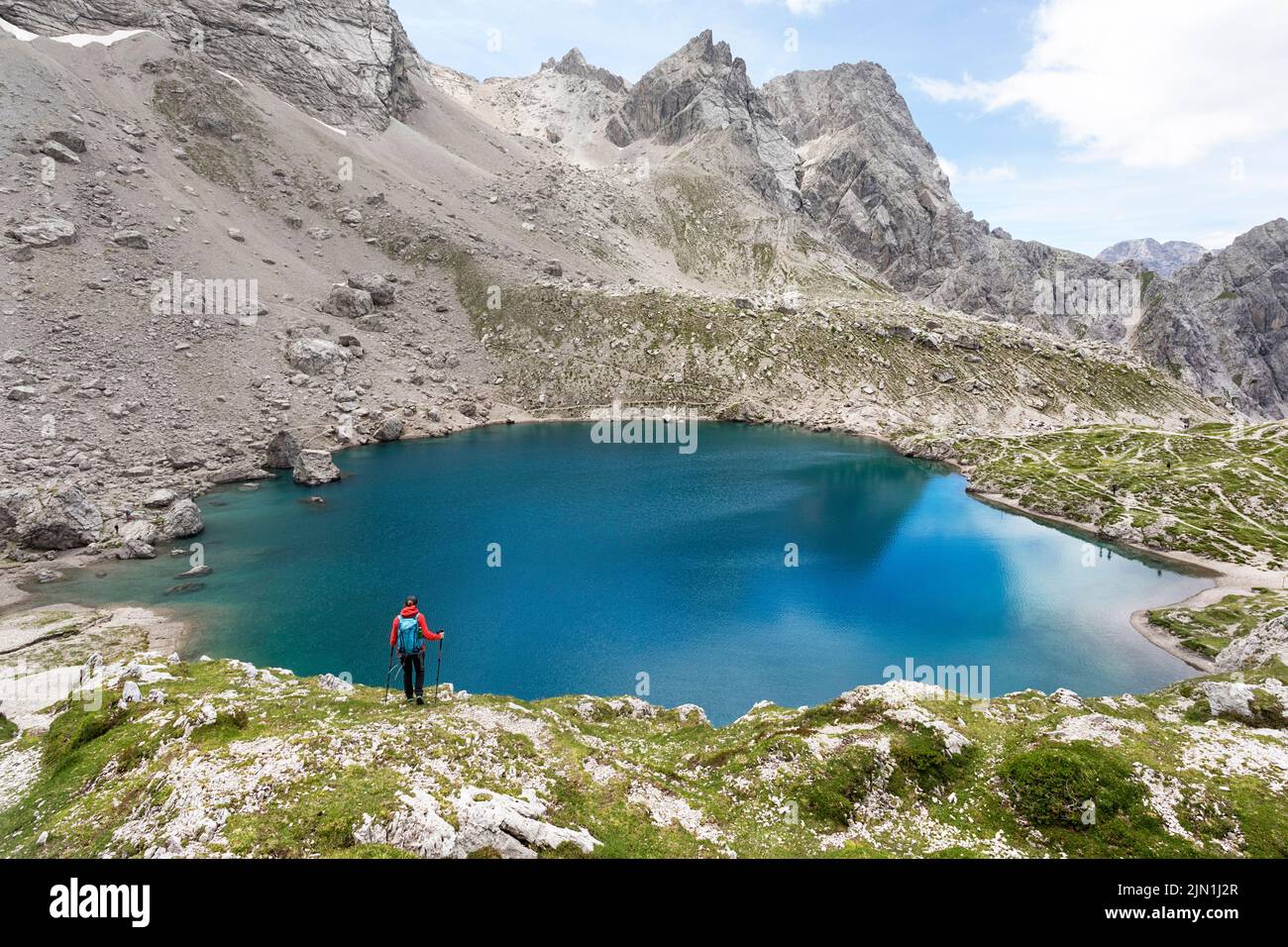 Donna escursionista che guarda il lago alpino Laserzsee, sopra la città di Lienz, nelle Dolomiti di Lienz, Tirolo Orientale, Austria, Europa Foto Stock
