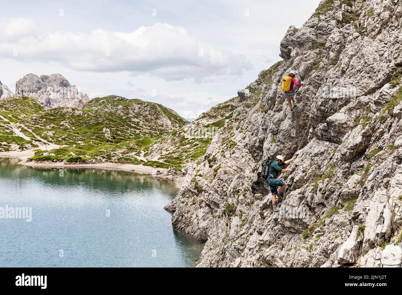 Alpinisti su una ferrata al lago alpino Laserzsee, sopra la città di Lienz, nelle Dolomiti di Lienz, Tirolo Orientale, Austria, Europa Foto Stock