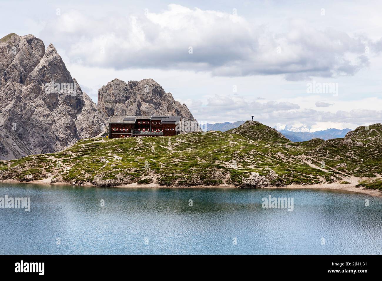 Un escursionista vicino a Karlsbader Hütte sopra il lago alpino Laserzsee, sopra la città di Lienz, nelle Dolomiti di Lienz, Tirolo Orientale, Austria, Europa Foto Stock