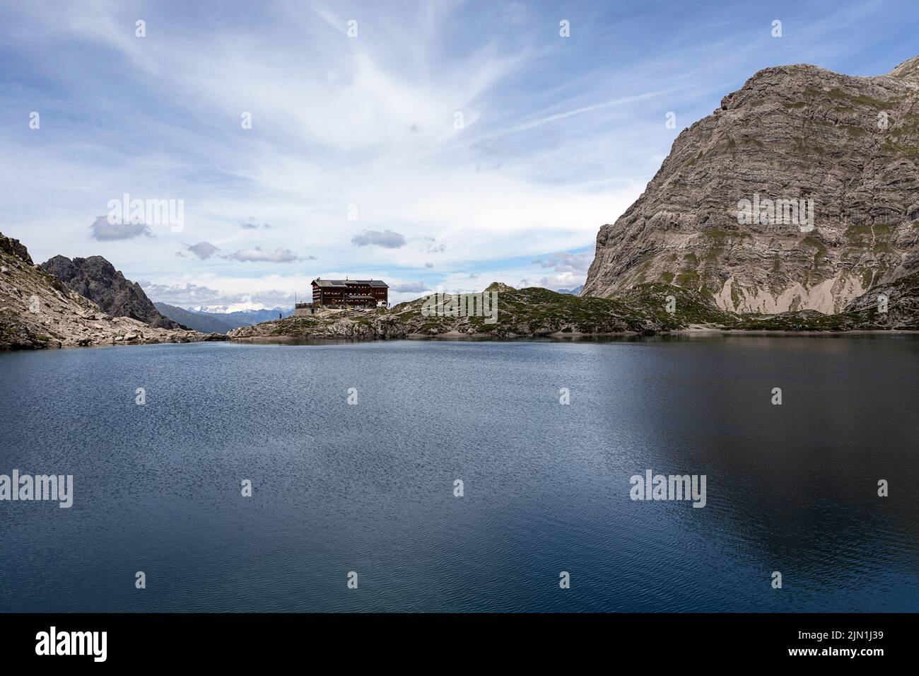 Il lago alpino di Laserzsee e Karlsbader si trovano Hütte alto sopra la città di Lienz, nelle Dolomiti di Lienz, nel Tirolo Orientale, in Austria, in Europa Foto Stock