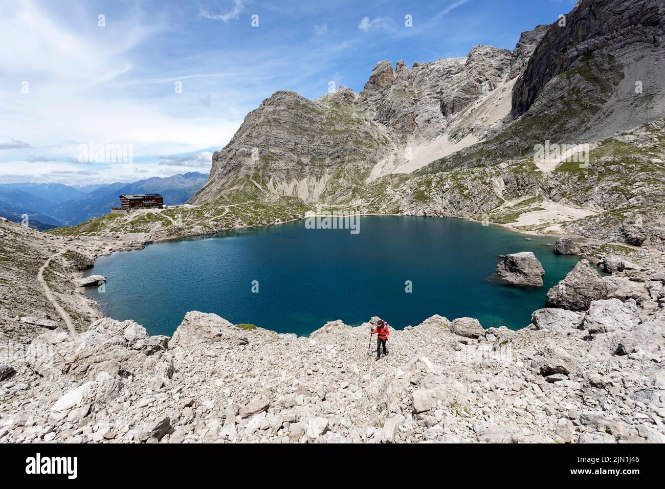 Donna escursionista sopra il lago alpino Laserzsee, sopra la città di Lienz, nelle Dolomiti di Lienz, Tirolo Orientale, Austria, Europa Foto Stock