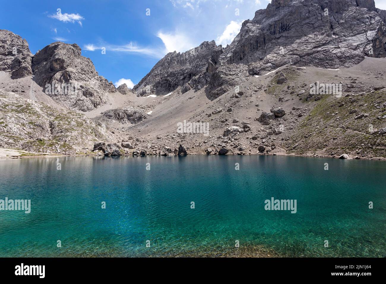 Lago alpino di Laserzsee sopra la città di Lienz nelle Dolomiti di Lienz, Tirolo Orientale, Austria, Europa Foto Stock