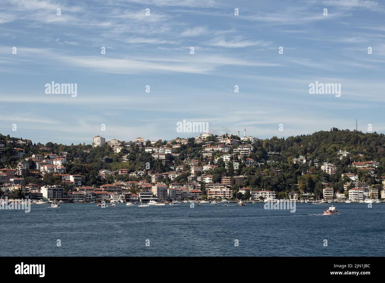 Vista degli yacht e delle navi da crociera sul Bosforo e il quartiere di Bebek sul lato europeo di Istanbul. È una giornata estiva soleggiata. Bellissima paura da viaggio Foto Stock
