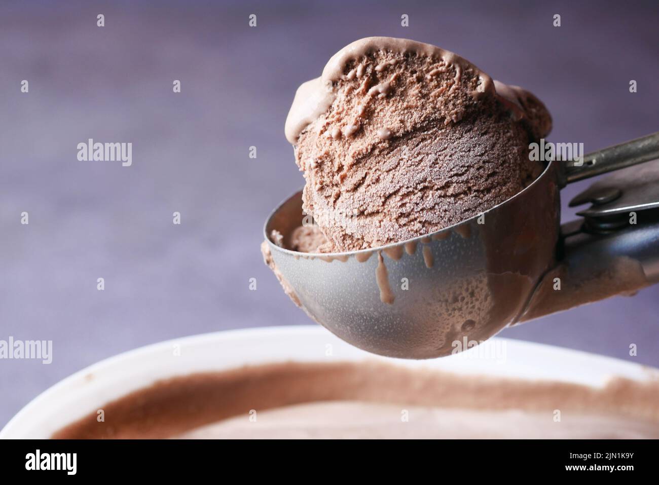 paletta per gelato al cioccolato isolata su sfondo nero Foto Stock