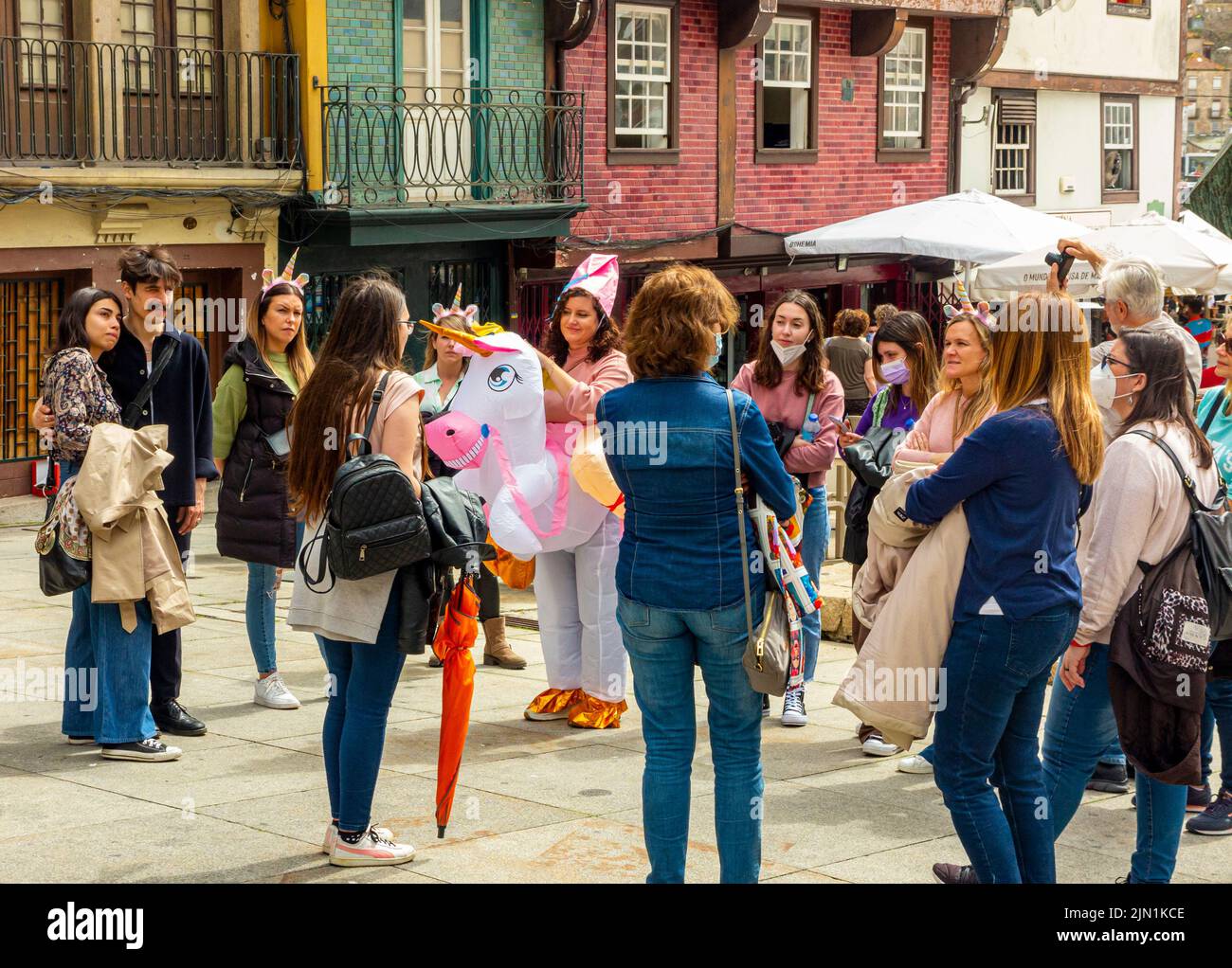 Gruppo di giovani donne che partecipano ad una festa di gallina per le strade di Porto, una città del Portogallo settentrionale. Foto Stock