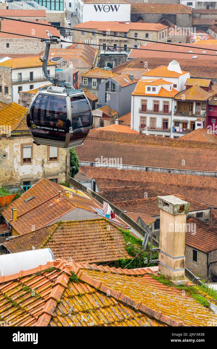 Il sistema teleferico de Gaia che collega Vila Nova de Gaia e Jardim de Morro, nel centro di Porto, una città nel nord del Portogallo. Foto Stock