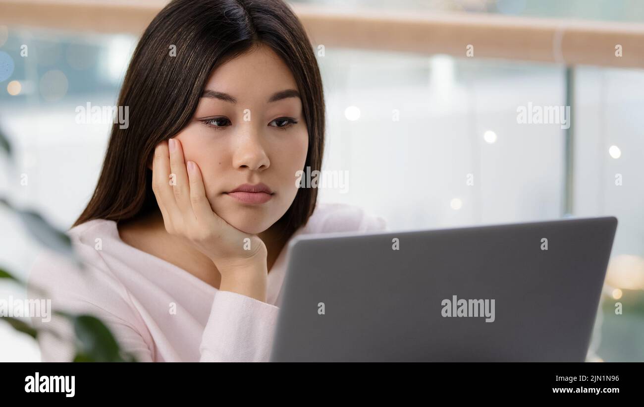 Ritratto coreano donna d'affari stanco asiatico studente ragazza con laptop sensazione triste di fallimento esame di prova in linea annoiato lavoro con computer sconvolto Foto Stock