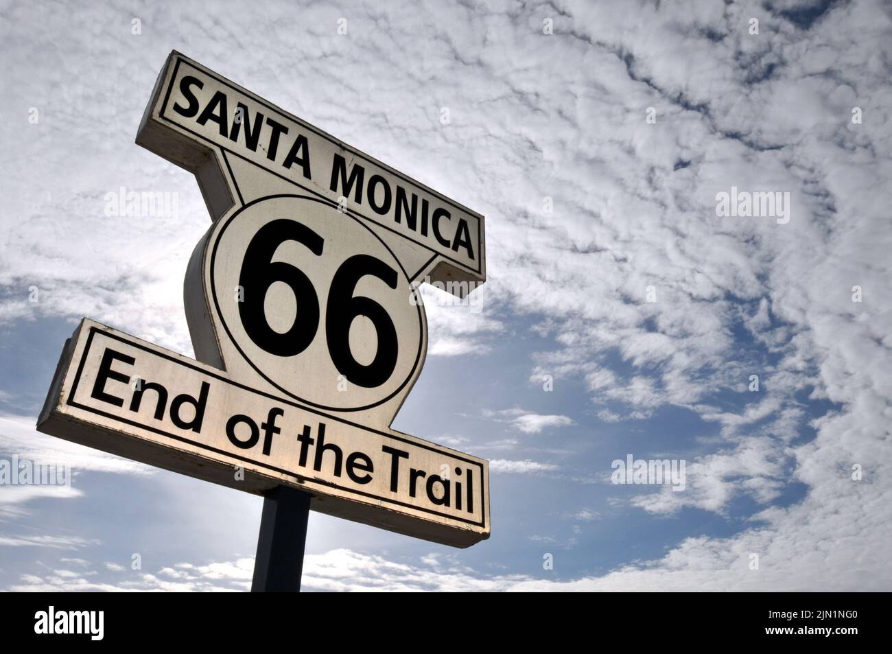 Il cartello "End of the Trail" sul molo di Santa Monica in California segna l'emblematica estremità occidentale della storica Route 66. Foto Stock