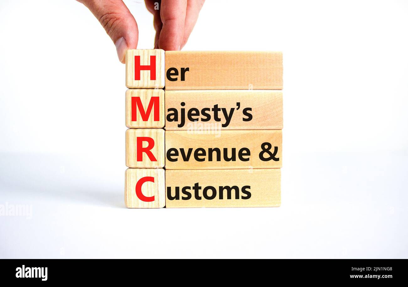 HMRC HER majestys entrate e dogana simbolo. Parole di concetto HMRC Her majestys entrate e costumi su blocchi su sfondo bianco bello. Azienda HM Foto Stock