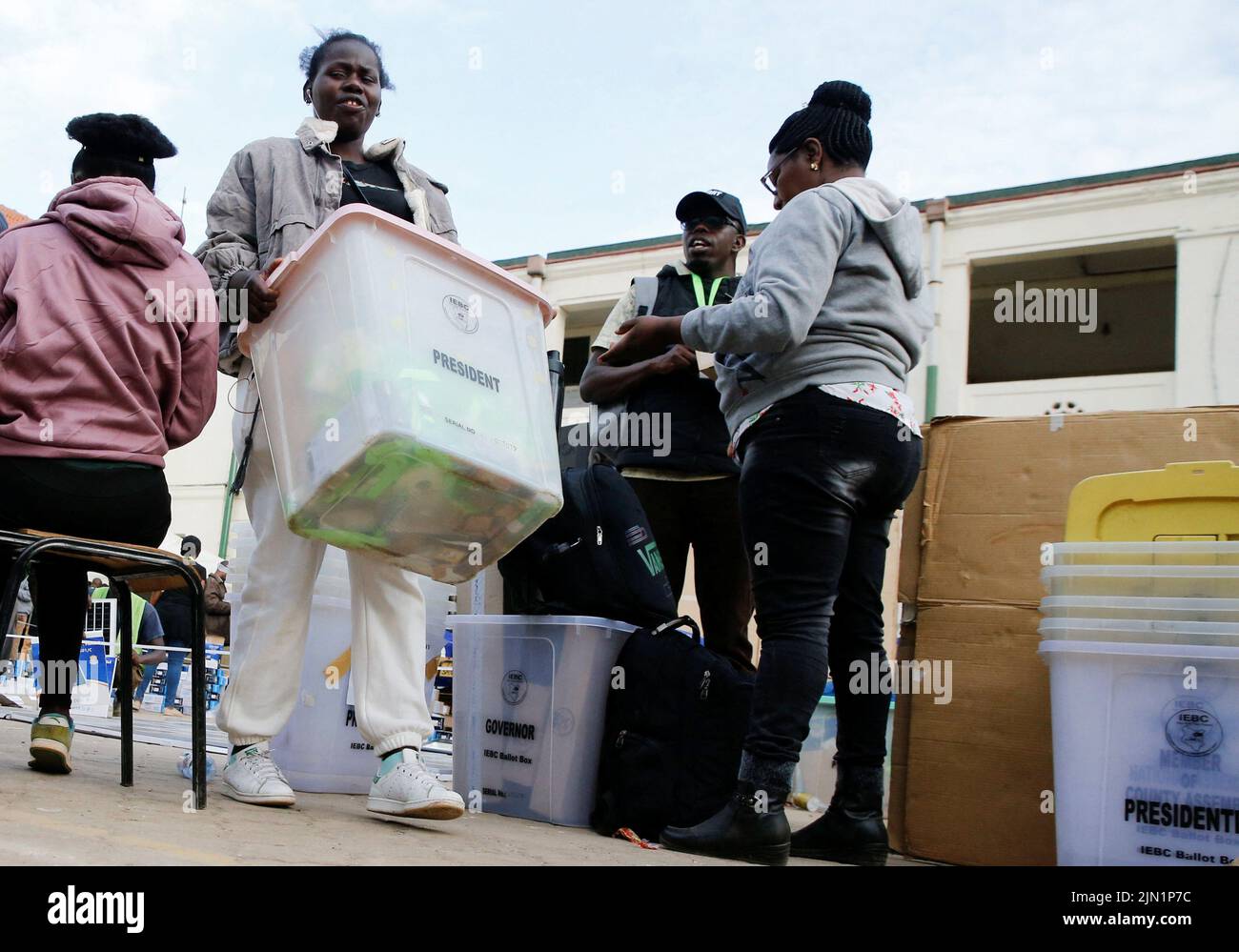Un funzionario che ha ricevuto un voto trasporta materiale elettorale da un centro di allying indipendente della Commissione elettorale e dei confini (IEBC) prima delle elezioni generali a Nairobi, Kenya, 8 agosto 2022. REUTERS/Thomas Mukoya Foto Stock