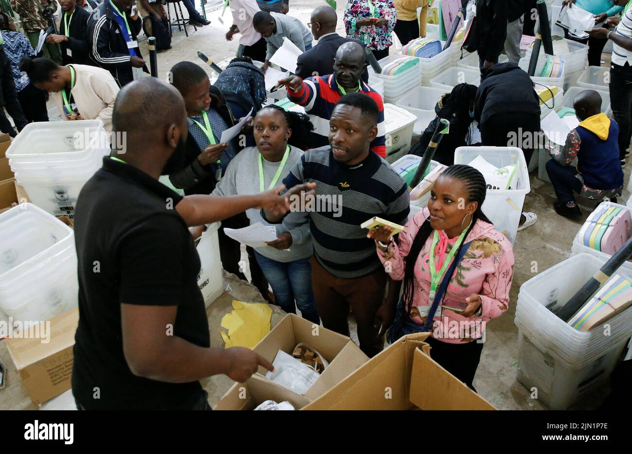 I funzionari del sondaggio raccolgono materiale elettorale presso un centro di alligazione della Commissione elettorale e frontiere indipendente (IEBC) prima delle elezioni generali a Nairobi, Kenya, 8 agosto 2022. REUTERS/Thomas Mukoya Foto Stock