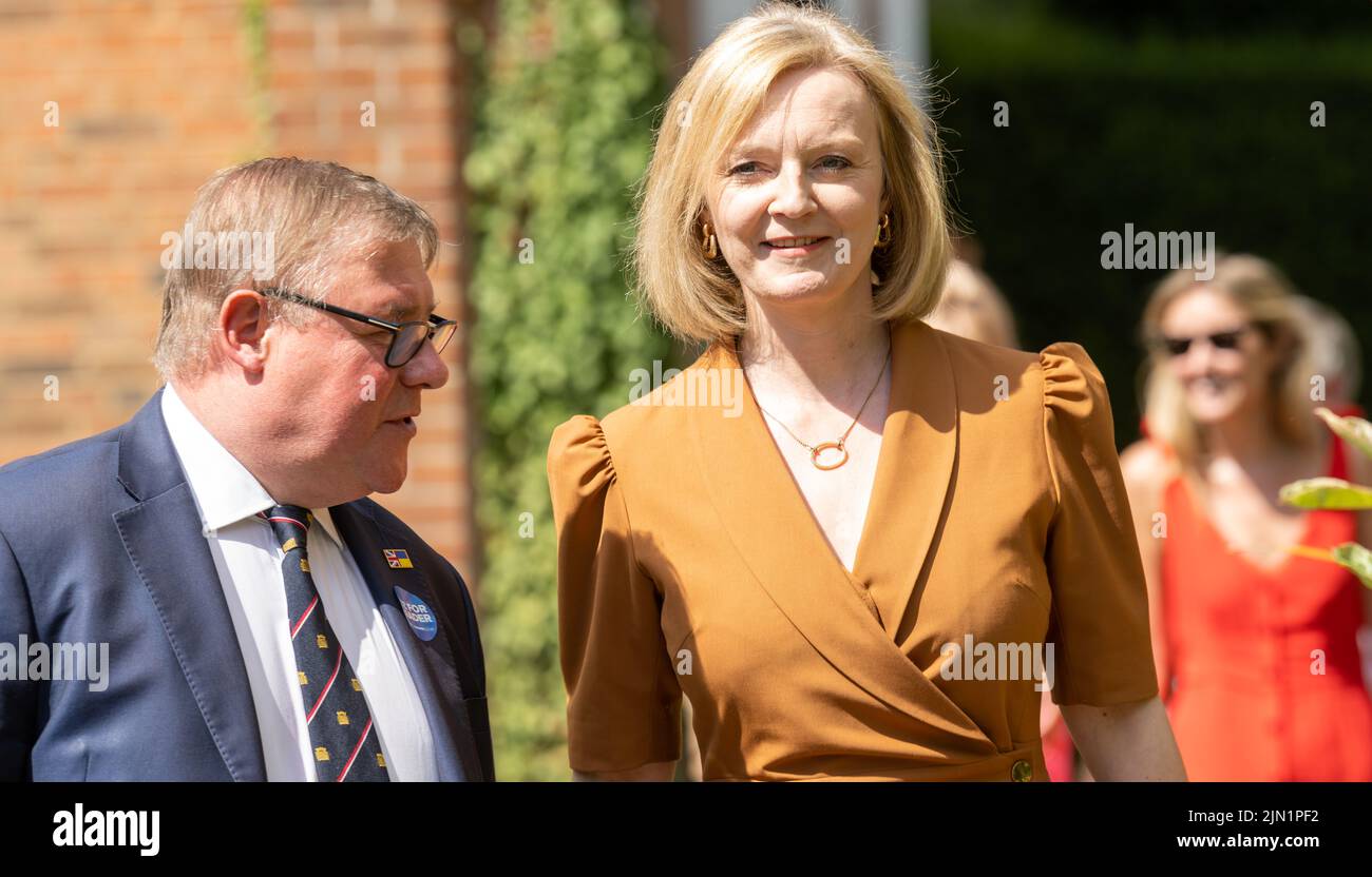 Brentwood, Regno Unito. 08th ago 2022. Brentwood Essex 8th ago 2022 Liz Truss, Segretario agli Esteri, partecipa a un raduno dei membri del partito conservatore a sostegno della sua offerta di leader del partito conservatore a Hutton Hall, Brentwood Essex Credit: Ian Davidson/Alamy Live News Foto Stock