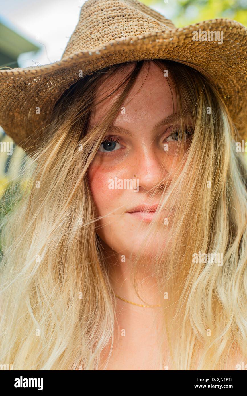Ritratto estivo di ragazza in cappello cowboy Foto Stock
