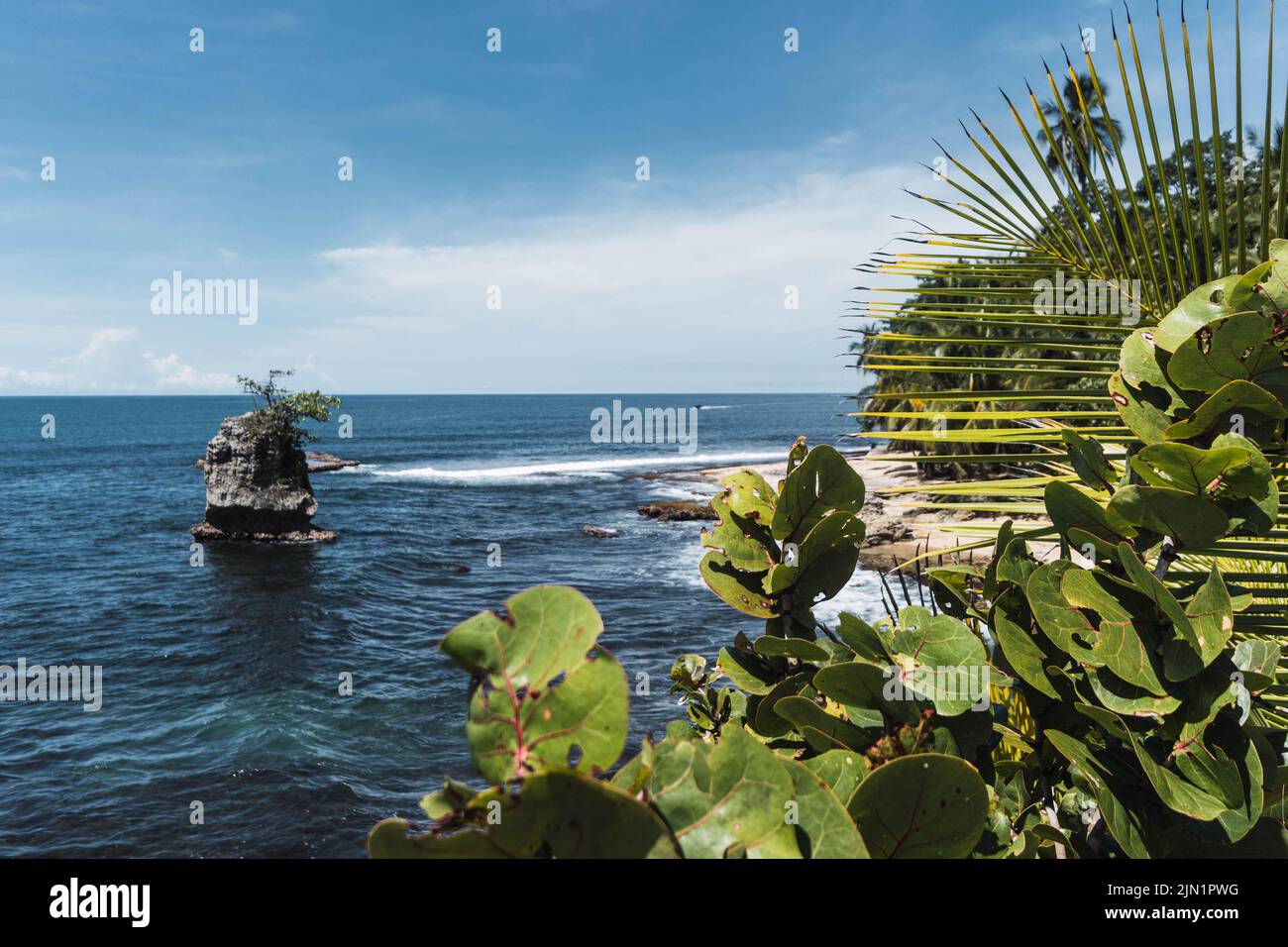 roccia nel mezzo del mare della spiaggia di manzanillo Foto Stock