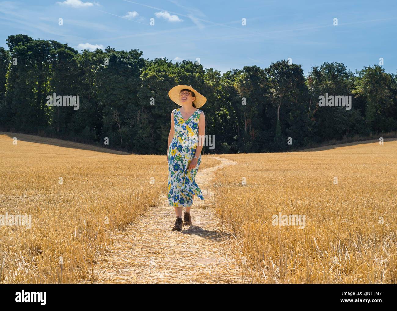 Kidderminster, Regno Unito. 8th Agosto 2022. Tempo del Regno Unito: Con le temperature alle stelle e il calore ondeggiante in tutto il Regno Unito oggi, l'unico modo per ottenere un po' di ombra in più sembra essere sotto la copertura di un cappello di paglia a bordo largo se si desidera uscire per una passeggiata nel paese! Con il tempo buono come questo, Miss T, un insegnante del Worcestershire, sta godendo completamente la sua staycation di estate! Credit: Lee Hudson/Alamy Live News Foto Stock