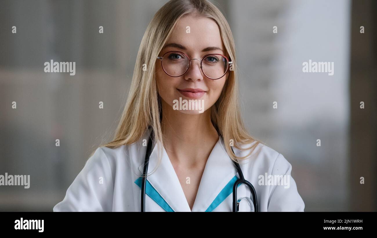 Donna medico operatrice femminile in occhiali guardando la macchina fotografica mostra pollici in clinica ospedaliera raccomanda la salute vaccinale immunizzazione Foto Stock