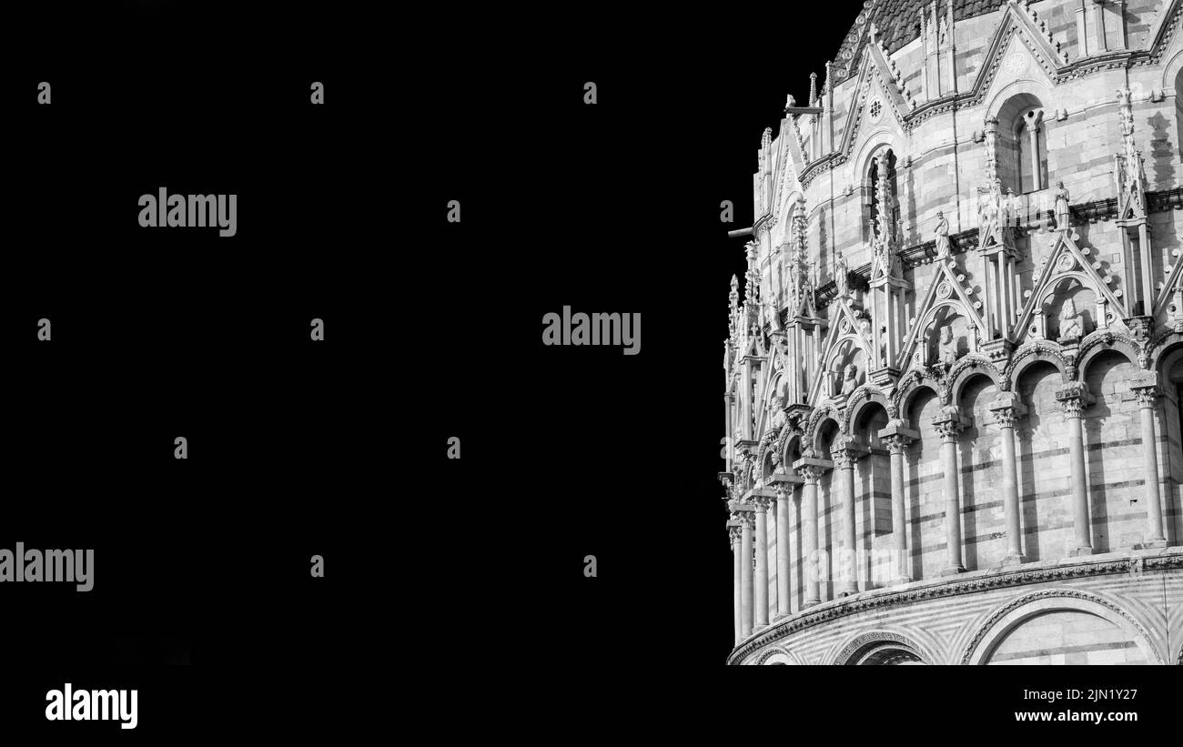 Splendida facciata gotica del Battistero di Pisa (bianco e nero con spazio per la copia) Foto Stock