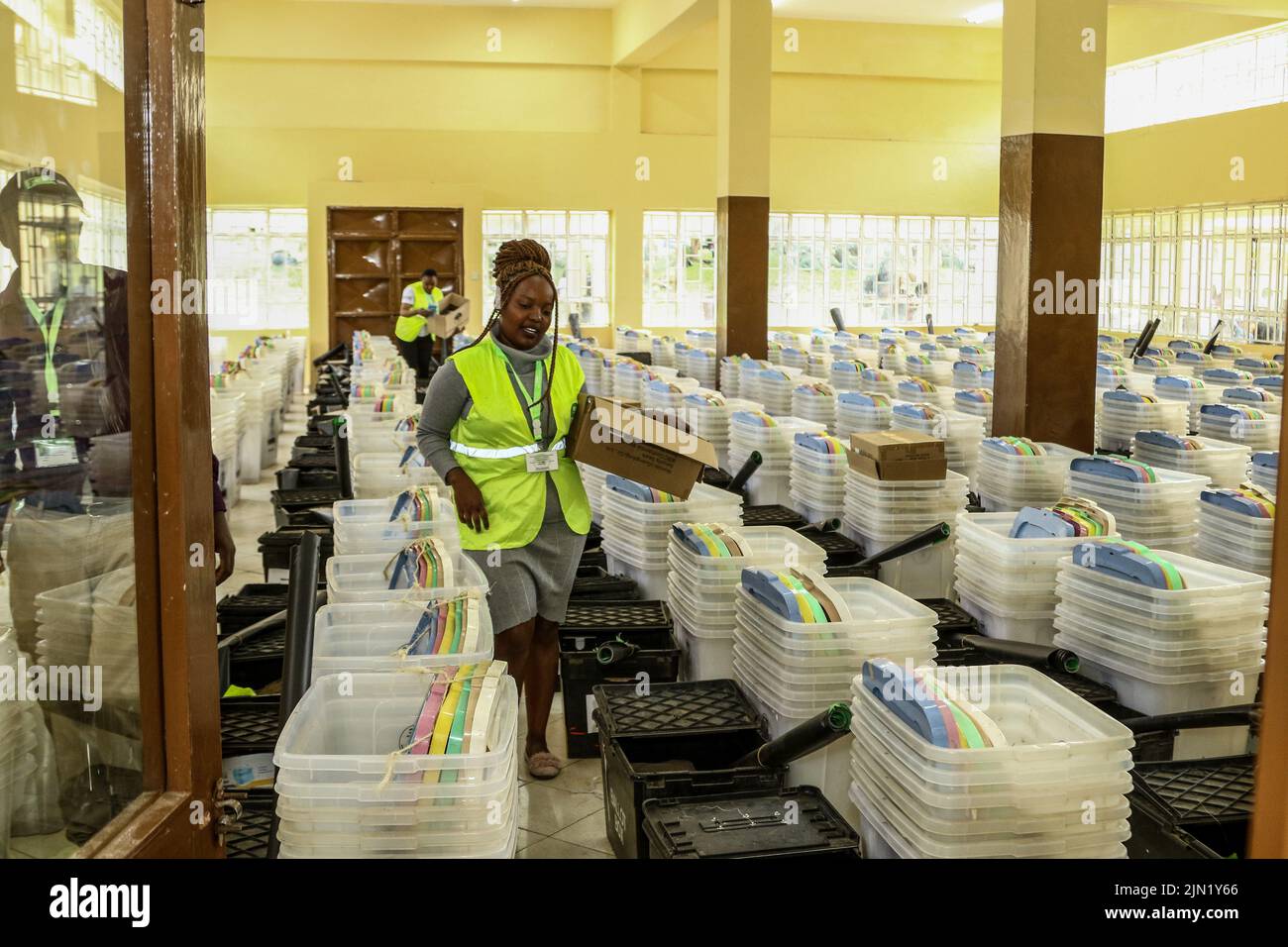 Nakuru, Kenya. 08th ago 2022. I funzionari della Commissione elettorale indipendente e delle frontiere preparano materiale elettorale in un magazzino temporaneo in Kenya Industrial Technical Training Institute (KITI) nella circoscrizione di Nakuru Town East. I kenioti si dirigeranno alle elezioni generali domani, 9 agosto 2022. Credit: SOPA Images Limited/Alamy Live News Foto Stock