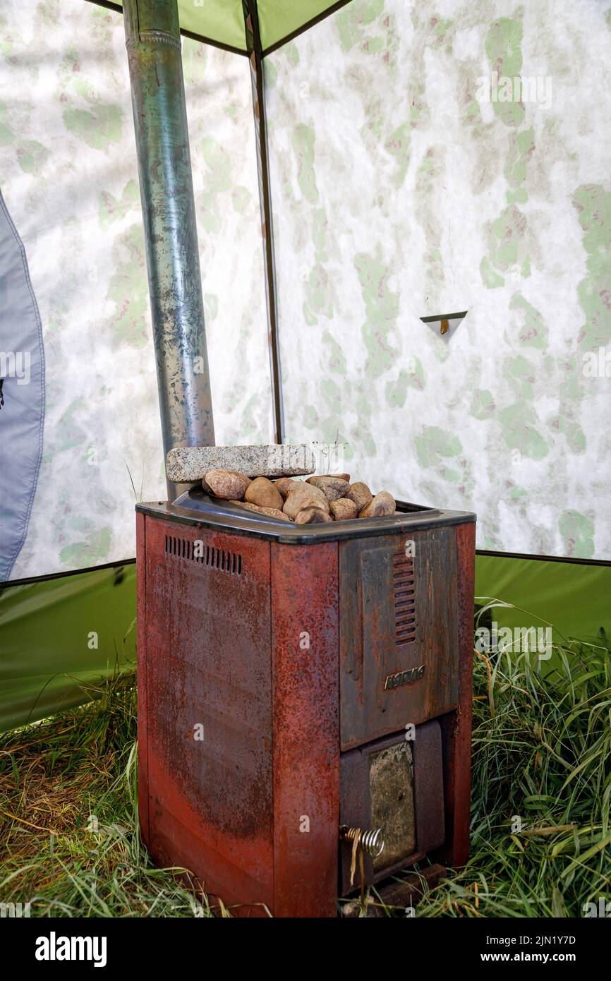 Pietre e forno all'interno del bagno di campo Foto Stock