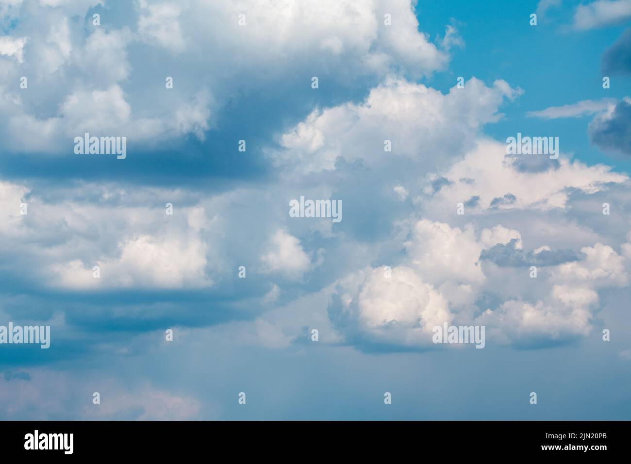 Nuvole bianche stratificate su cielo blu brillante, sfondo nuvoloso. Paesaggio naturale paradisiaco Foto Stock