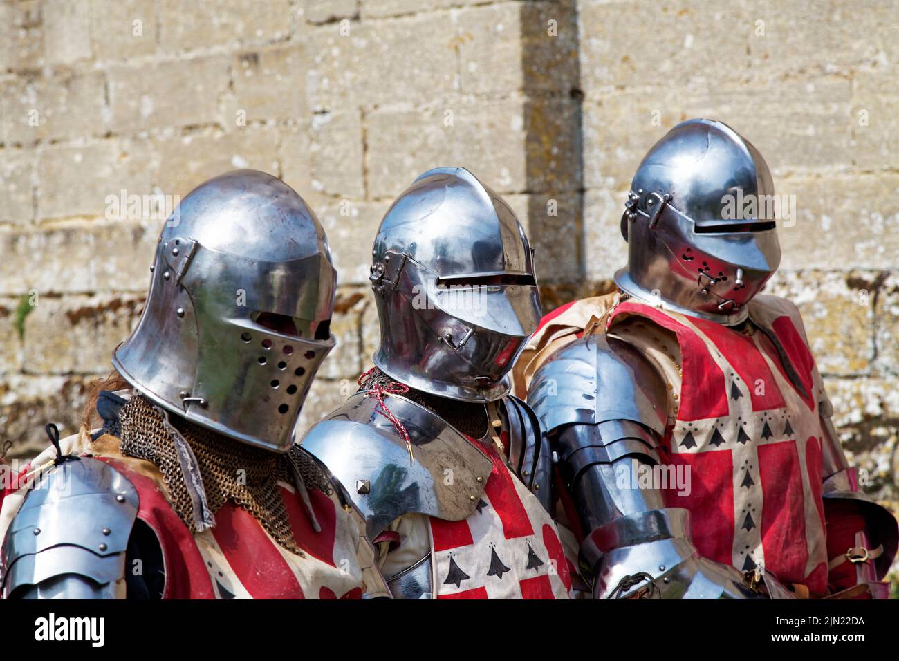Tre cavalieri medievali con caschi e visiere giù. Foto Stock