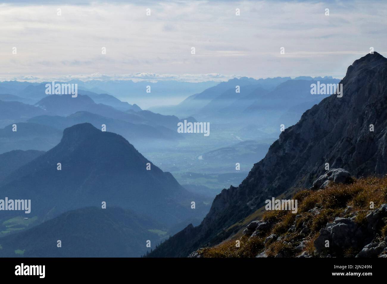 Montagna che attraversa le montagne di Hackenkopfe, Tirolo, Austria Foto Stock