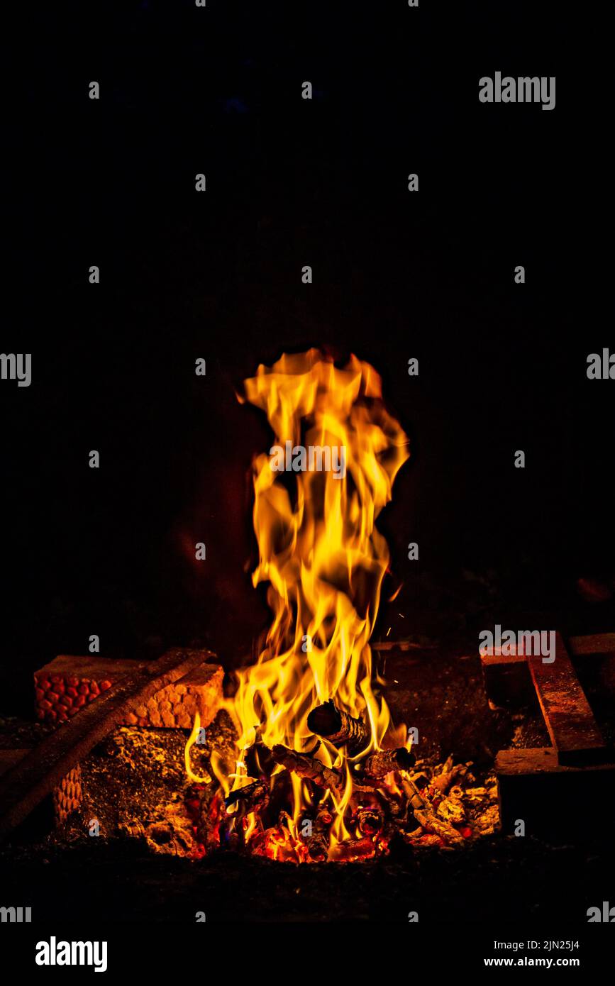 Heat Energy heap ravvicinato, rosso e giallo, energia termica al punto di carburante durante la notte / si accende su uno sfondo nero Foto Stock