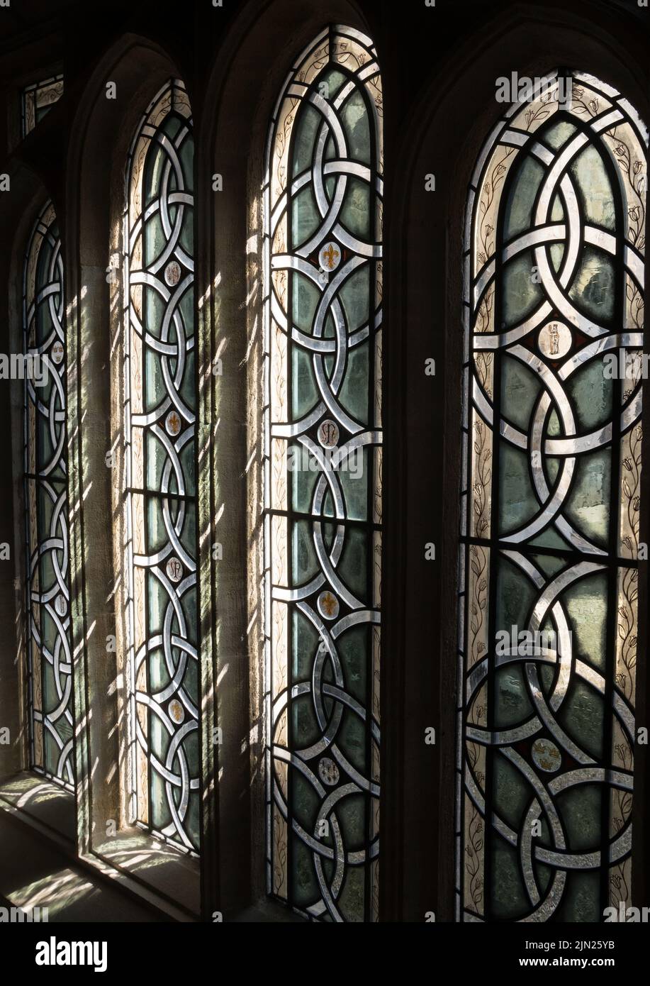 Finestre decorative in un chiostro della Cattedrale di Ely, Cambridgeshire Foto Stock