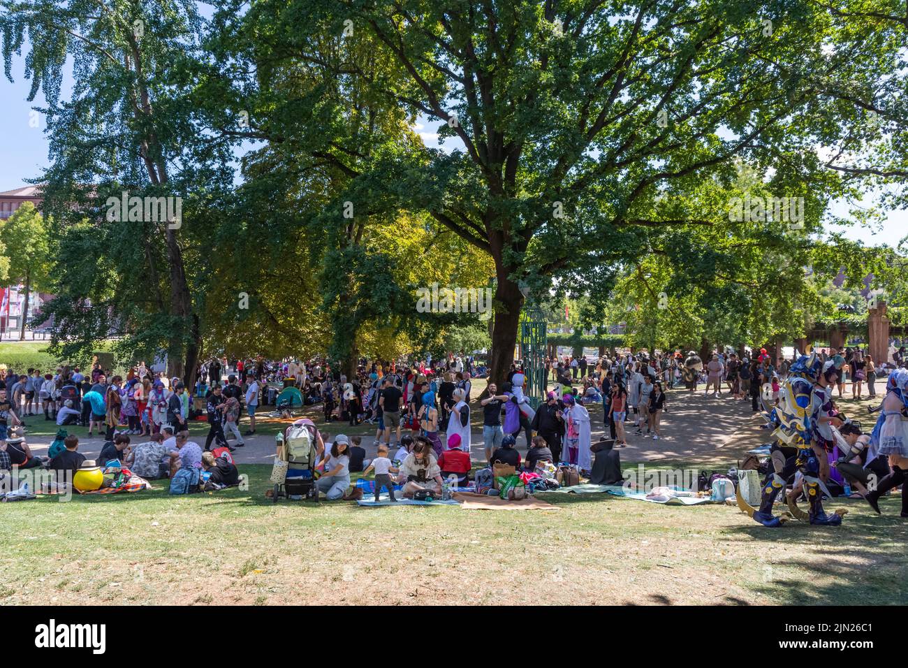 La vista di famiglie affollate campeggio nel parco in una giornata di sole Foto Stock