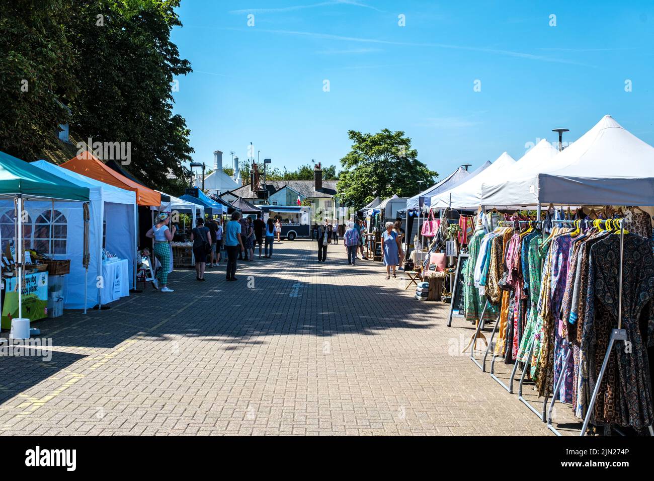 Dorking, Surrey Hills, Londra UK, luglio 07 2022, People Walking attraverso un mercato all'aperto Foto Stock