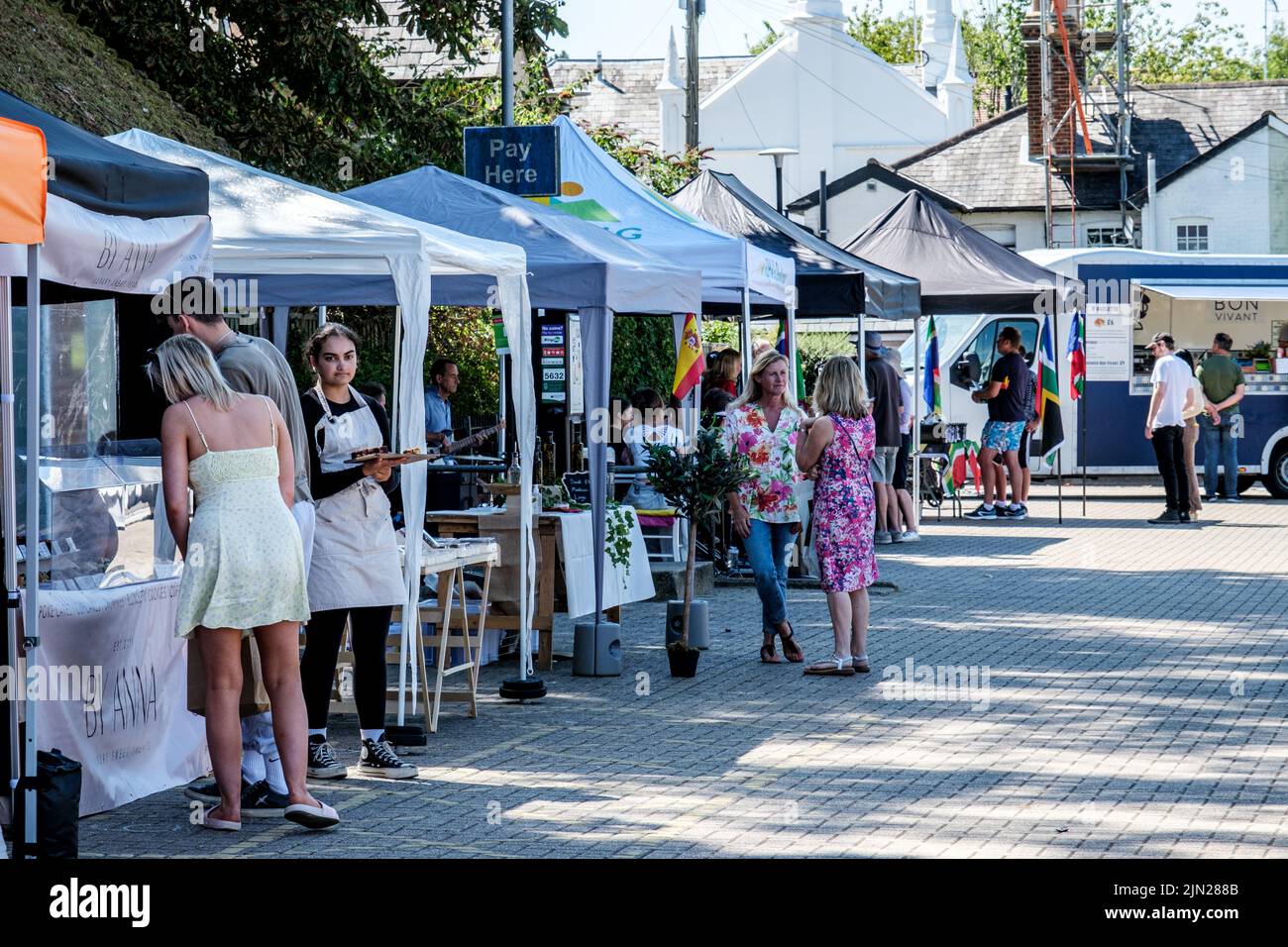 Dorking, Surrey Hills, Londra UK, luglio 07 2022, People Walking and Browsing attraverso le bancarelle del mercato Open Air Street Foto Stock