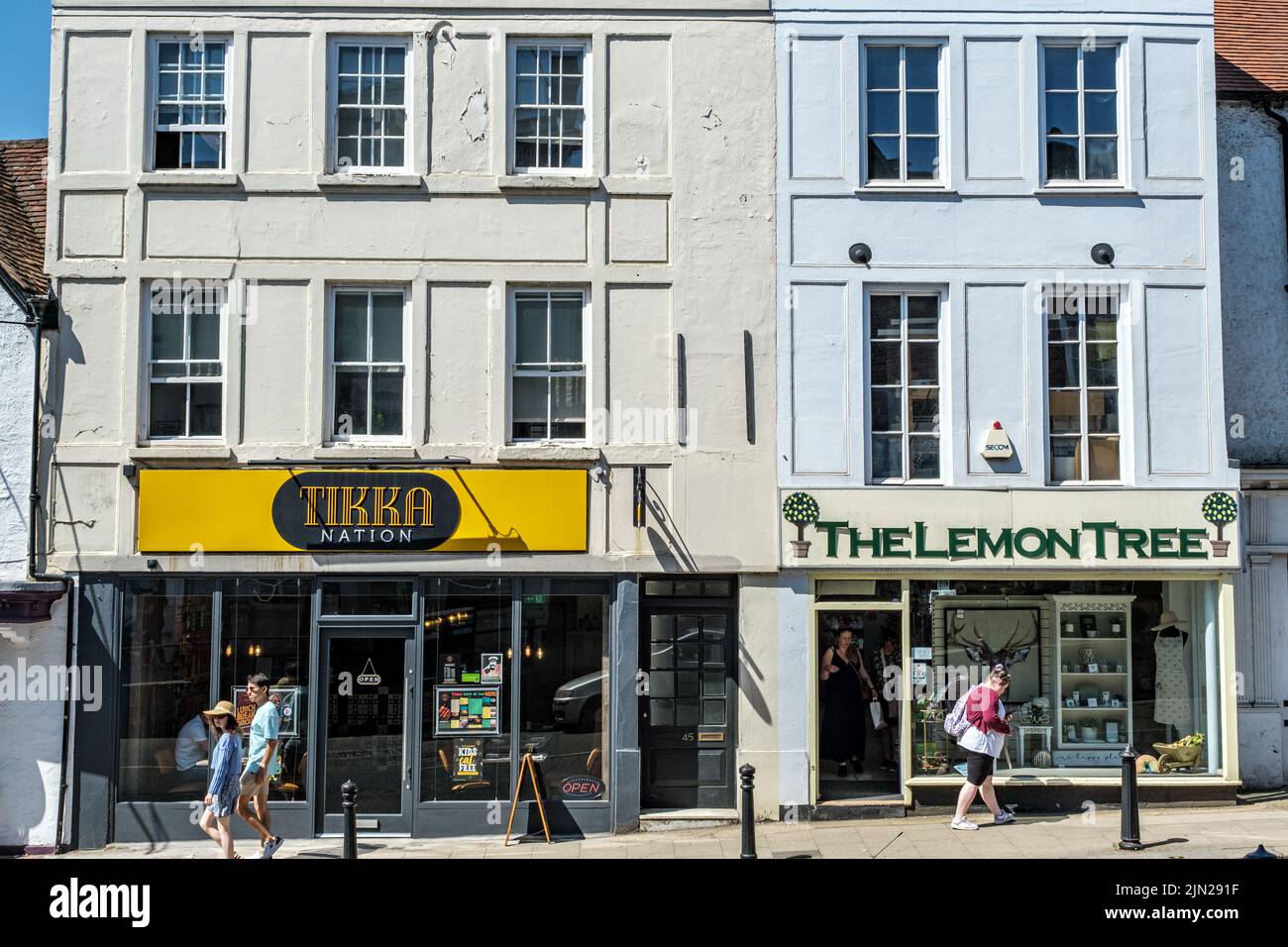 Dorking, Surrey Hills, Londra UK, luglio 07 2022, Tikka Nation e The Lemon Tree High Street Retail Business with People Walking passato Foto Stock