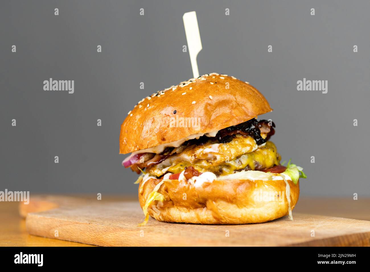 hamburger fresco e gustoso sul tavolo. Foto Stock