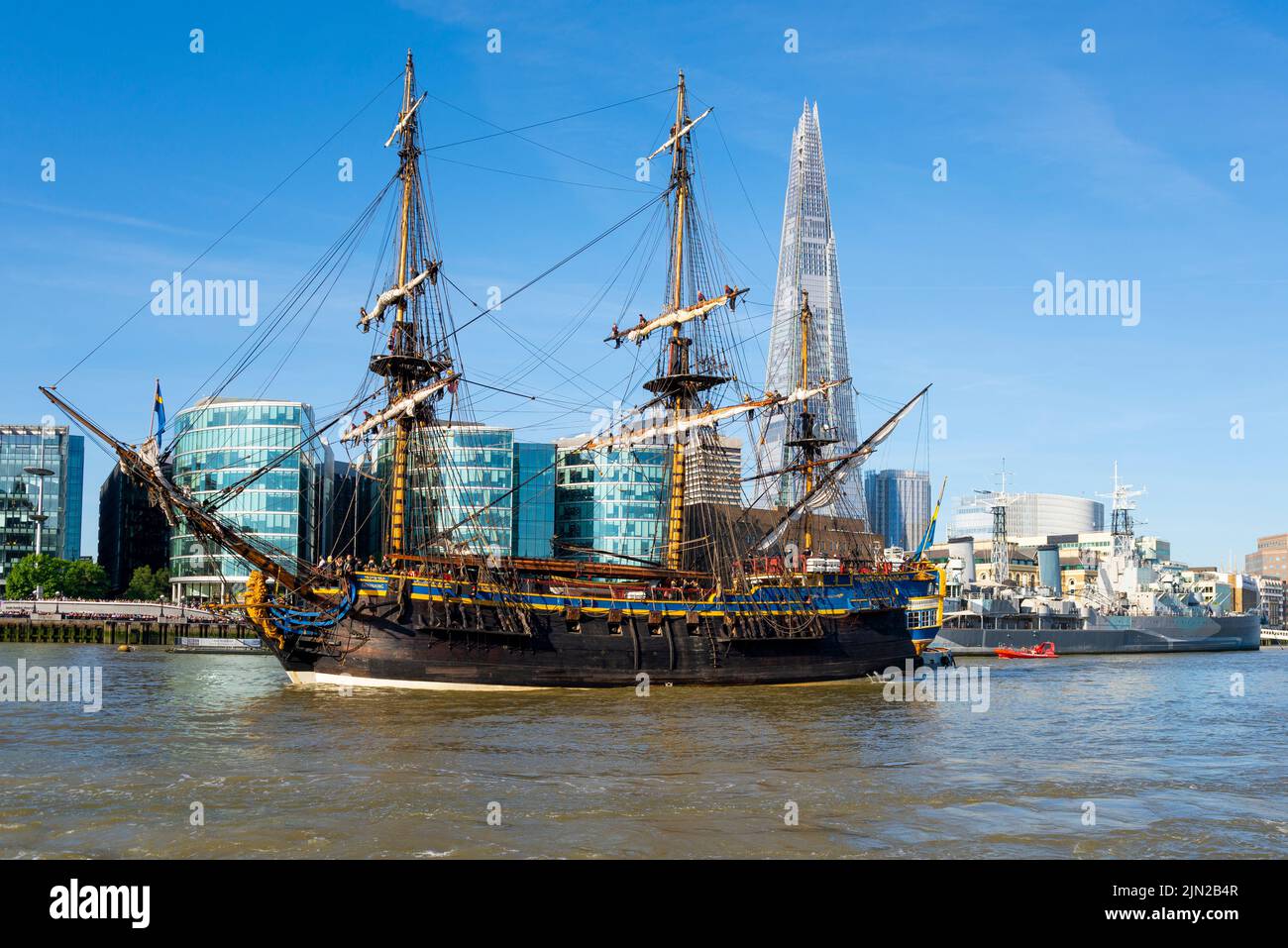 Goteborg di Svezia, una replica a vela della svedese East Indiaman Goteborg i, lanciata nel 1738, in visita a Londra, Regno Unito. Skyline della città di Londra Foto Stock
