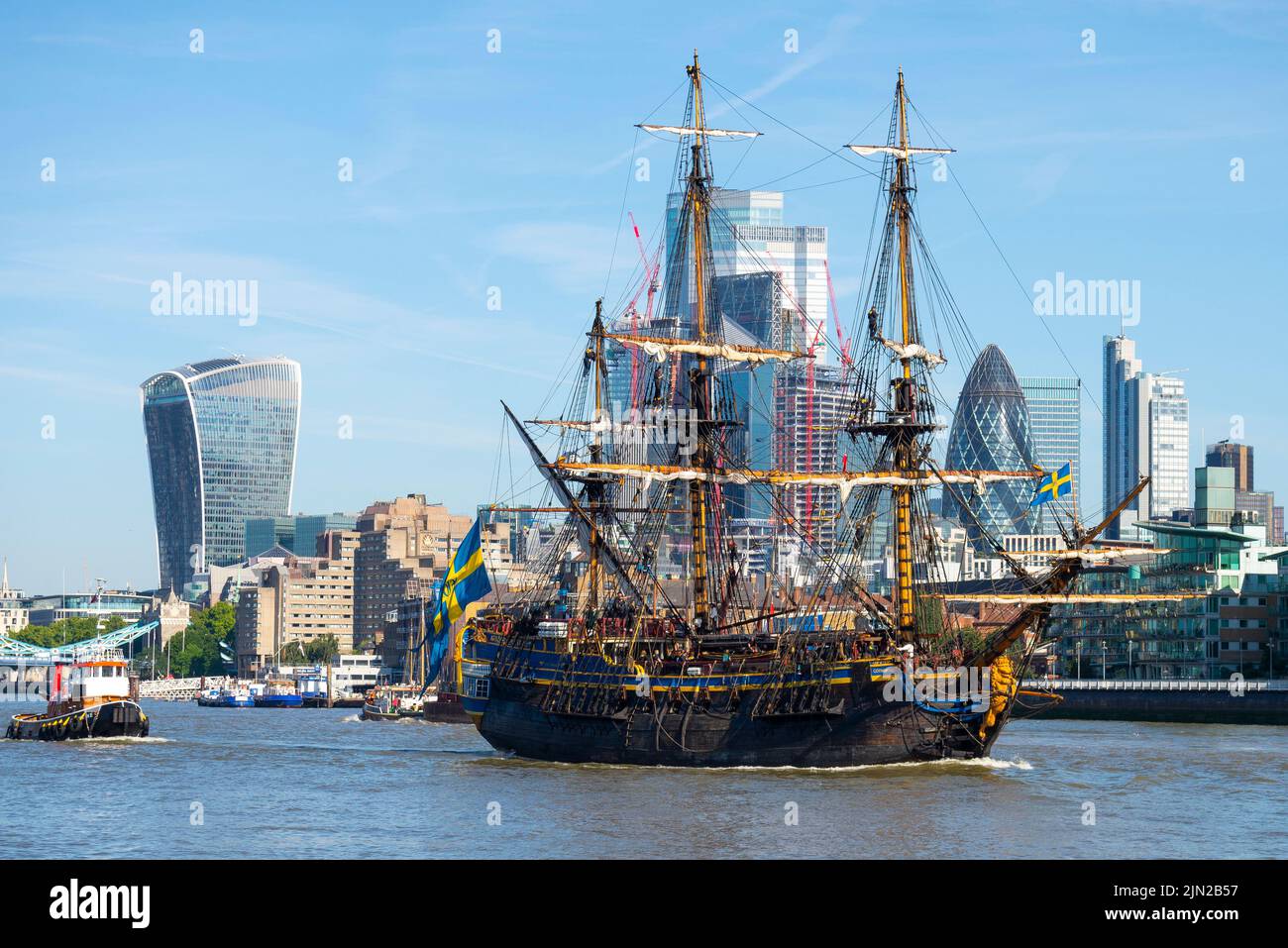 Goteborg di Svezia, una replica a vela del 18th secolo svedese East Indiaman Goteborg ho visitato Londra, Regno Unito. Skyline della città di Londra. Area finanziaria Foto Stock