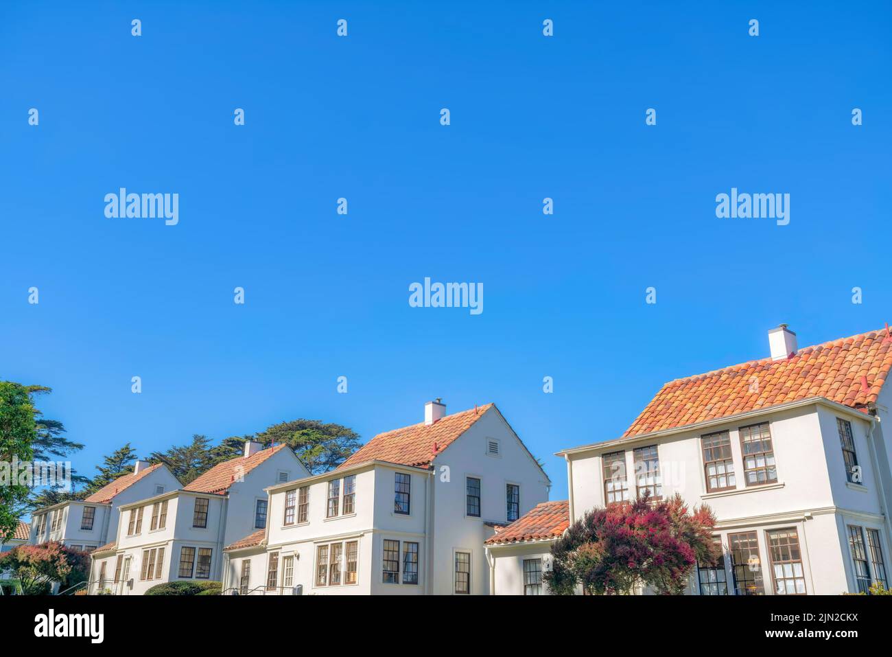 Case in stile mediterraneo a San Francisco, California. Case a due piani con tetti di tegole di argilla e finestre panate sullo sfondo del cielo chiaro. Foto Stock