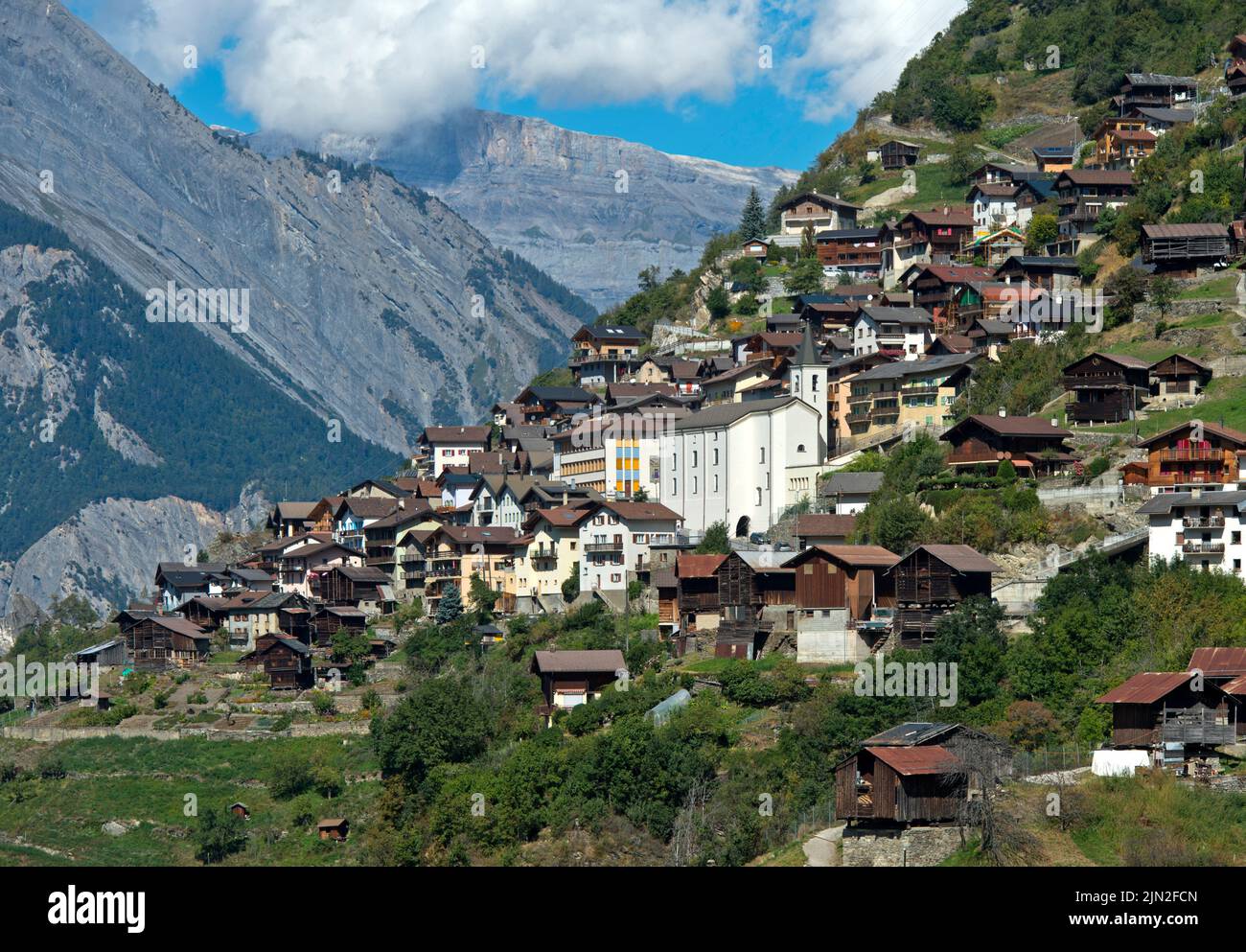 Il 'villaggio sospeso' di Iserables sopra la valle del Rodano, Iserables, Vallese, Svizzera Foto Stock