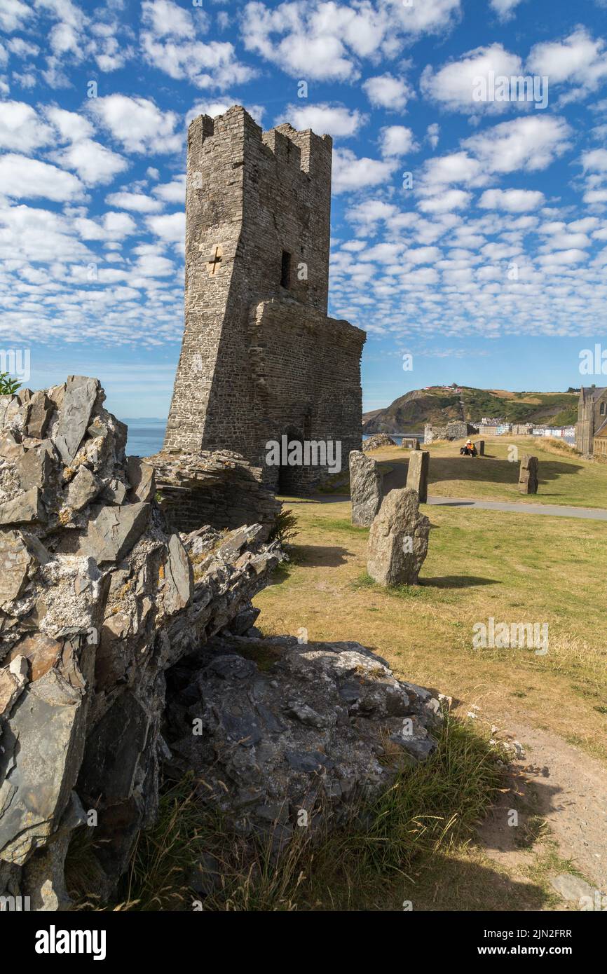 Resti della torre di accesso nord al castello di Aberystwyth, una fortezza edoardiana di grado i situata nella città balneare di Aberystwyth, Galles. Foto Stock