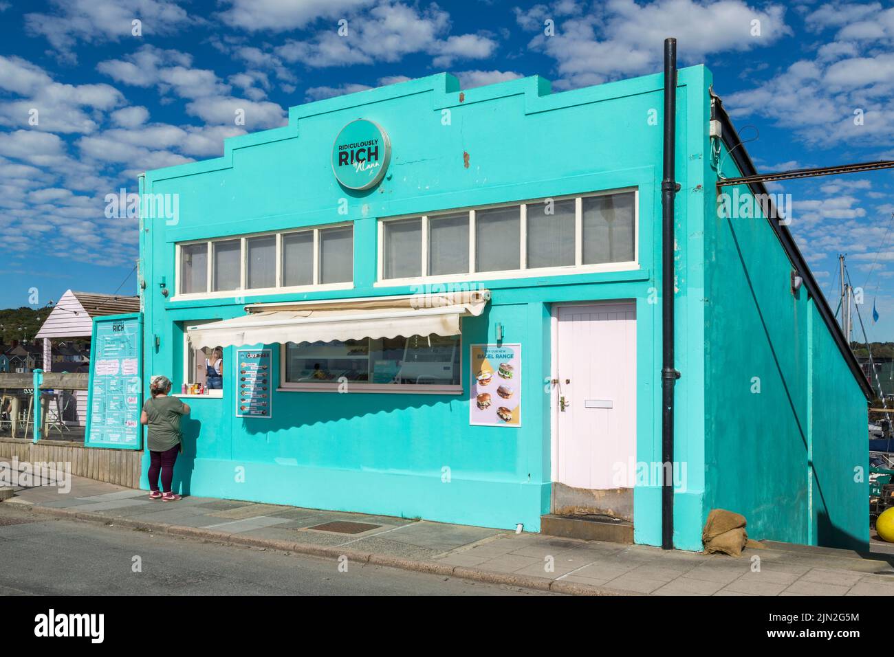 Un cliente si trova alla vetrina di servizio di ridicolmente ricco da Alana Spencer, vincitore del programma televisivo The Apprentice. Viaggi, Turismo, Salute, concetto di dieta. Foto Stock