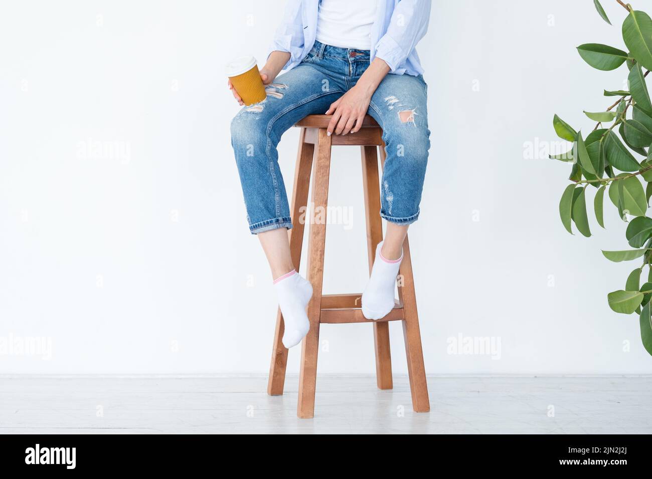 donna sit sgabello di legno caffè casual lifestyle Foto Stock
