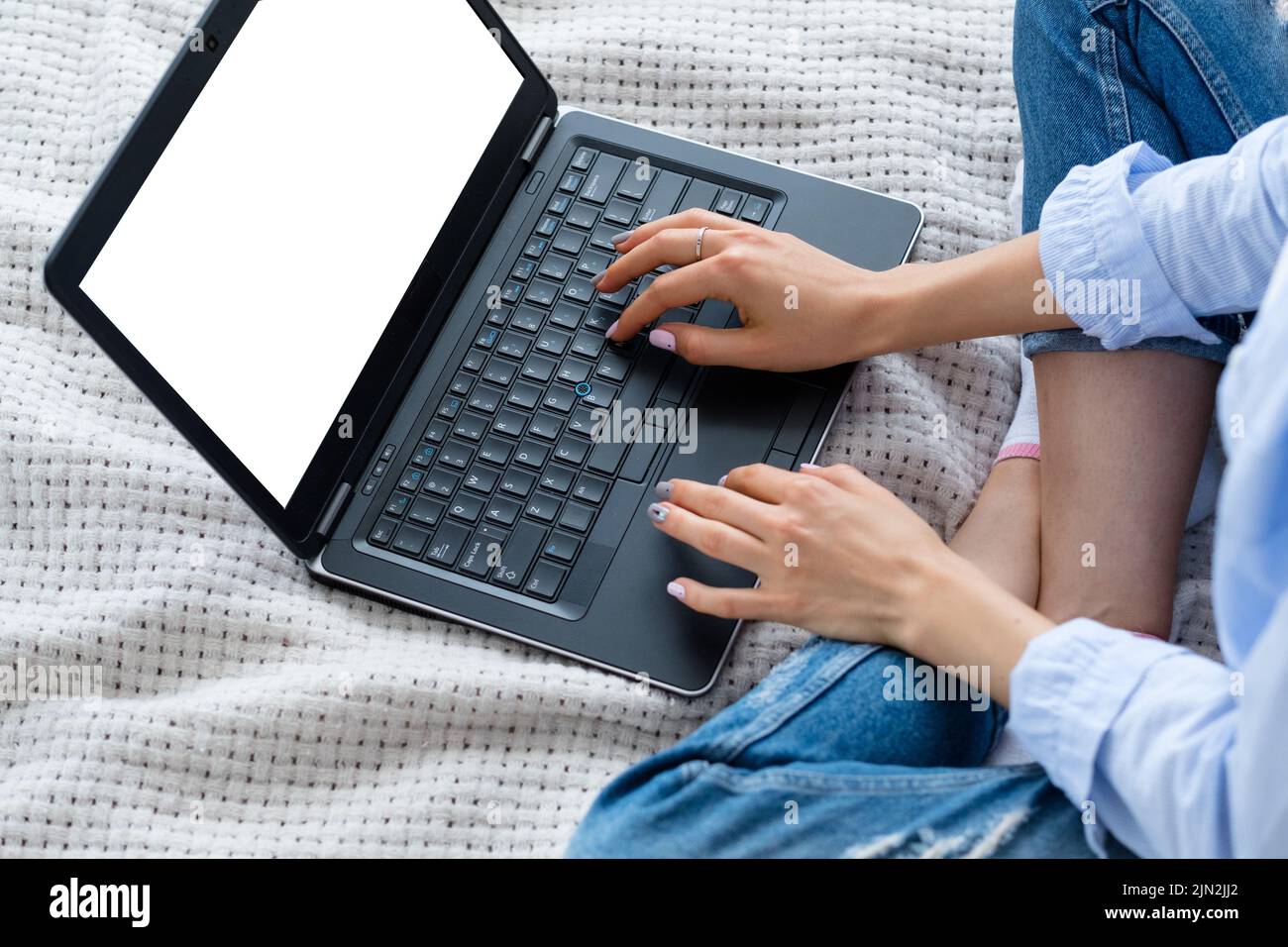 donna in linea lavoro laptop vuoto schermo Foto Stock