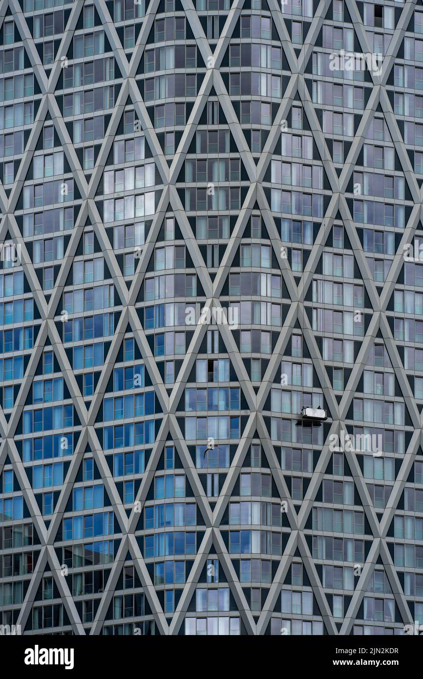 Londra, Regno Unito - Giugno 10 2022: Terranova Vertus facciata grattacielo residenziale in manutenzione, vista ravvicinata astratta dettaglio Foto Stock
