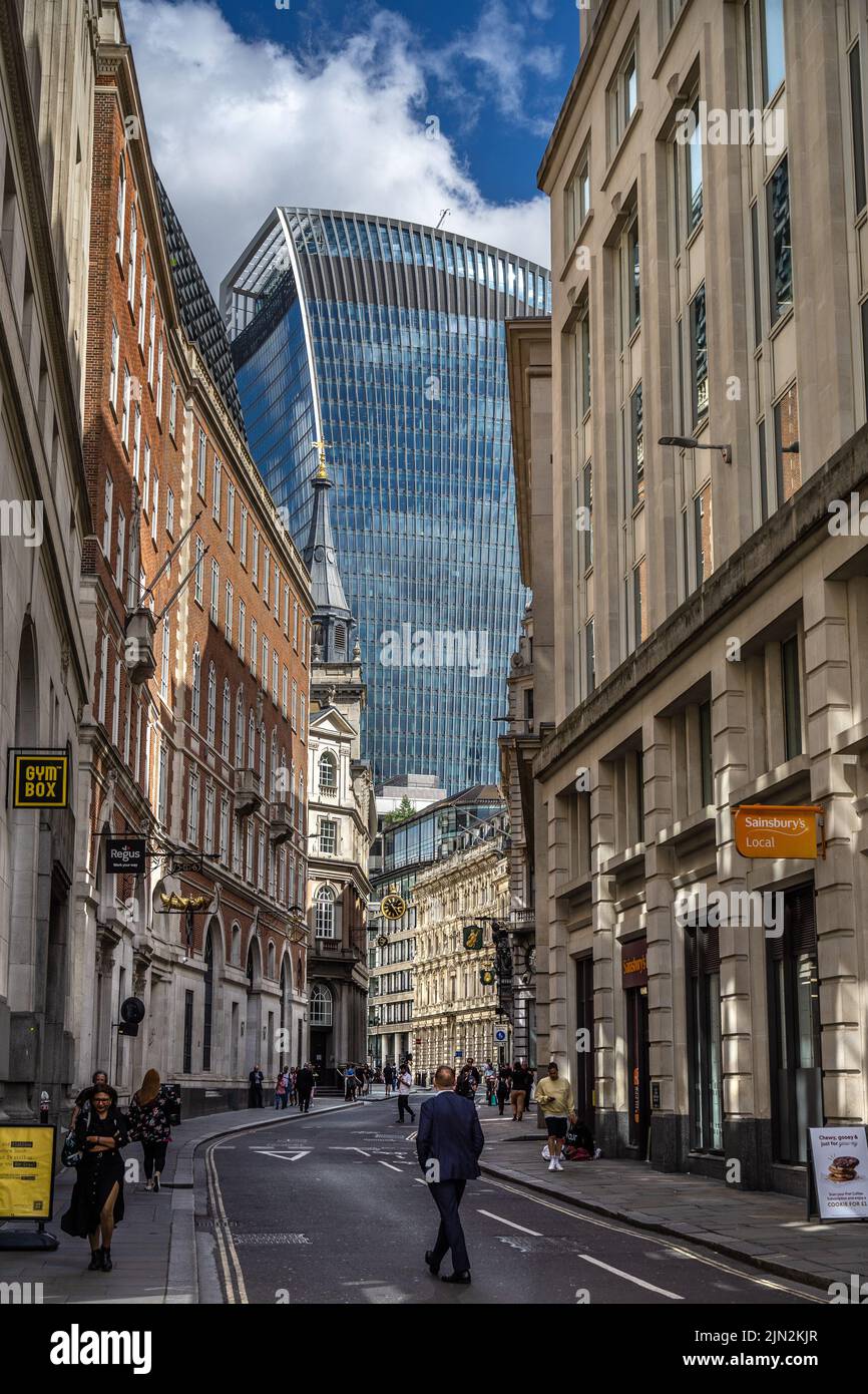 Londra, Regno Unito - Giugno 10 2022: Uomo bianco in tuta che cammina su Lombard Street, con l'edificio Sky Garden sullo sfondo Foto Stock