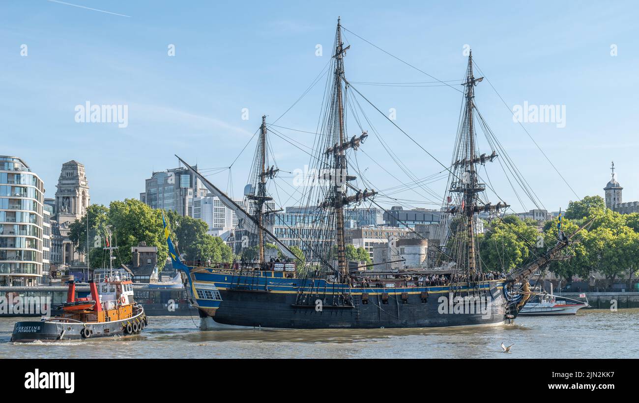 La nave alta svedese Goteborg (Götheborg) viene guidata all'ormeggio vicino alla Torre di Londra con un tiro di rimorchio Christine, dopo aver attraversato il Tower Bridge. Foto Stock