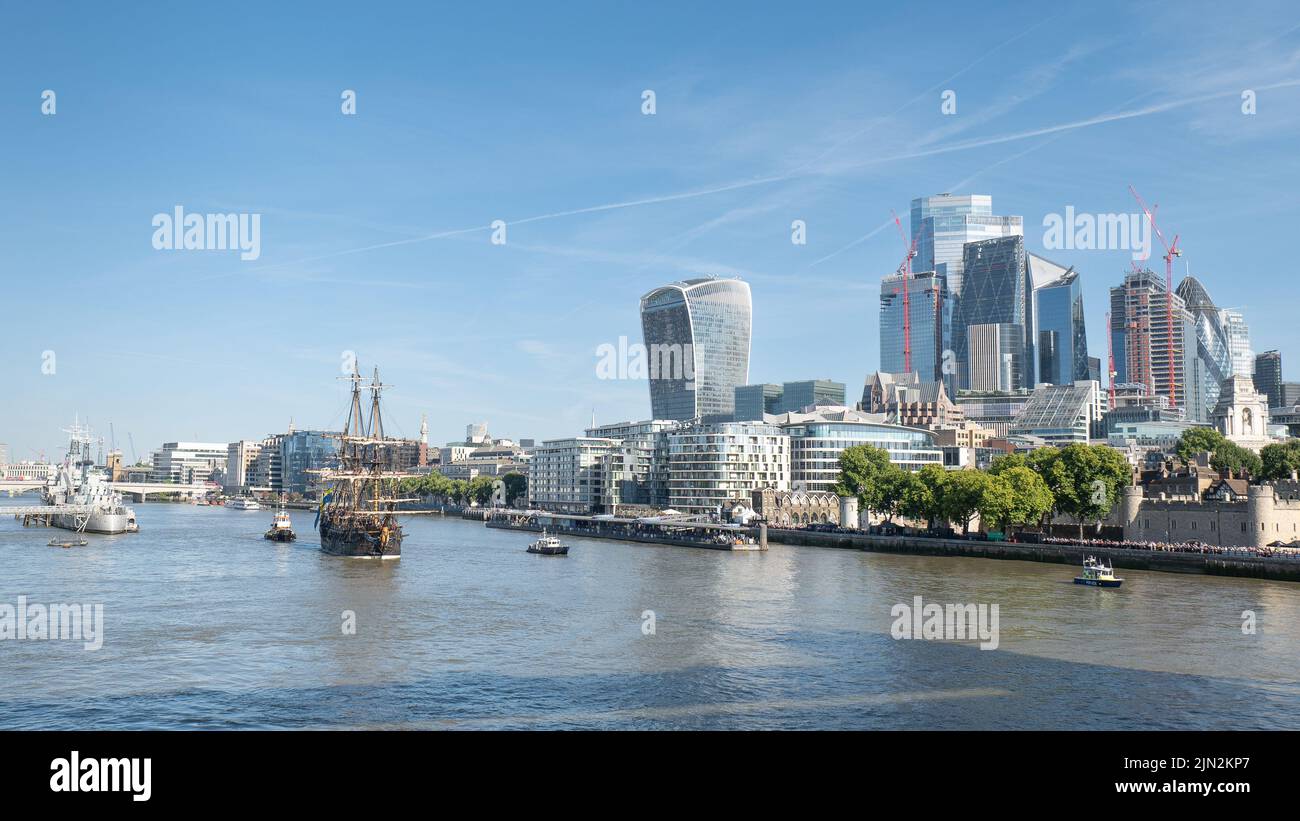 Nave alta svedese Goteborg (Götheborg di Svezia) in direzione del Tower Bridge fiancheggiata dai grattacieli HMS Belfast e City of London. Foto Stock