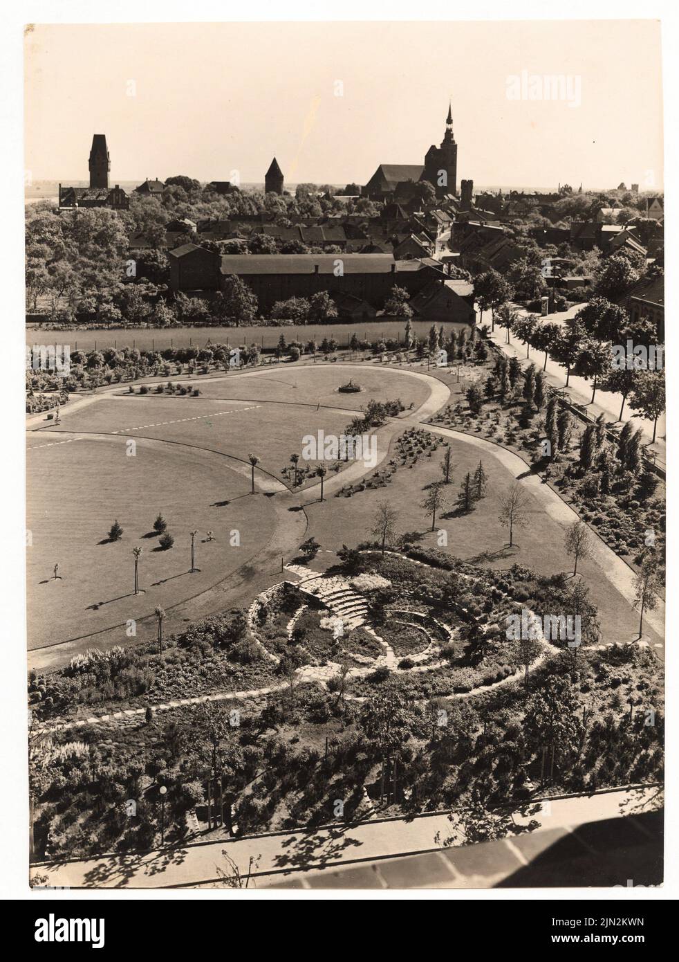 Mattern Hermann (1902-1971), Sugar Affinery Fr. Figlio di Meyer, Tangermünde. Casa del direttore: Vista della casa del direttore della zona verde con un giardino carino. Foto su carta, 23,8 x 18 cm (inclusi i bordi di scansione) Foto Stock