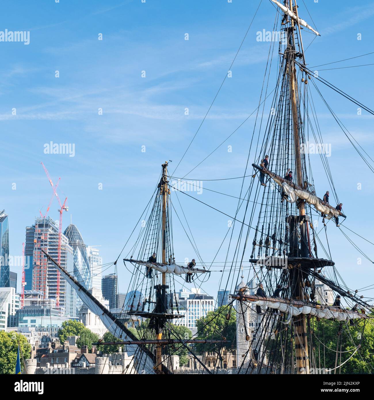 Equipaggio nel rigging della nave alta svedese Goteborg (Götheborg) mentre si avvicina Tower Bridge sulla strada per ormeggio a South Quay a Canary Wharf. Foto Stock