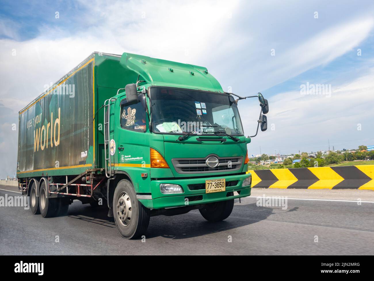 BANGKOK, THAILANDIA, MAGGIO 12 2022, il camion verde con Heineken's "Apri il tuo mondo" tagline giro in autostrada Foto Stock