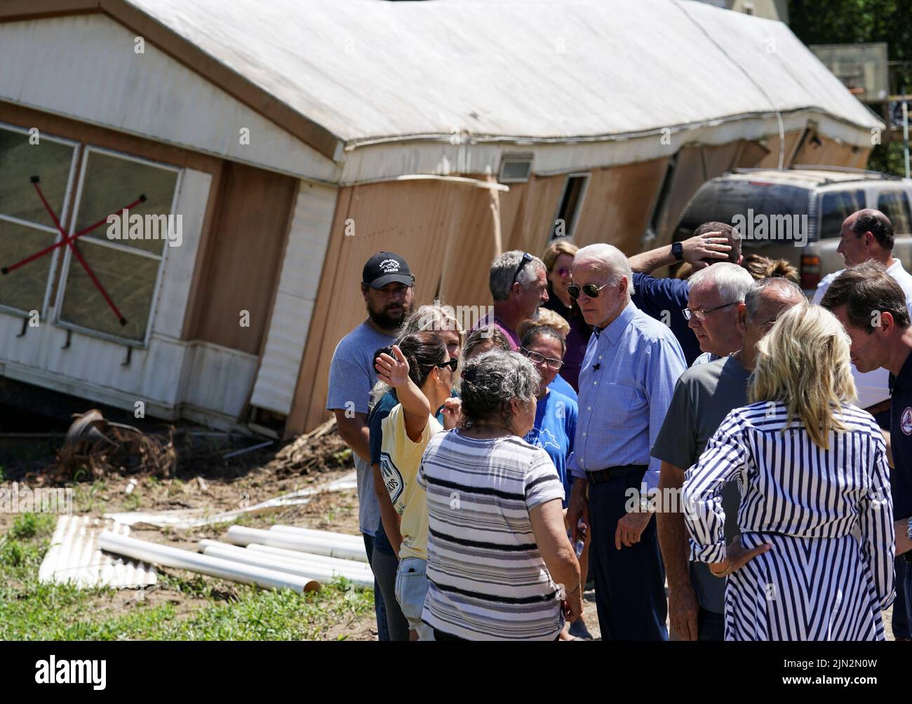 Il presidente degli Stati Uniti Joe Biden ascolta il suo incontro con i residenti colpiti dalle recenti inondazioni in Kentucky e vede i danni e gli sforzi di risposta, in Lost Creek, Kentucky, Stati Uniti, agosto 8, 2022. REUTERS/Kevin Lamarque Foto Stock